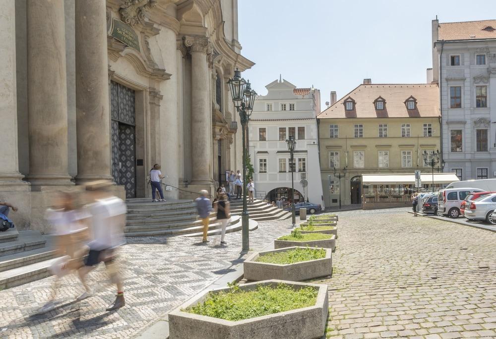 Little Town Budget Hotel Praha Bagian luar foto