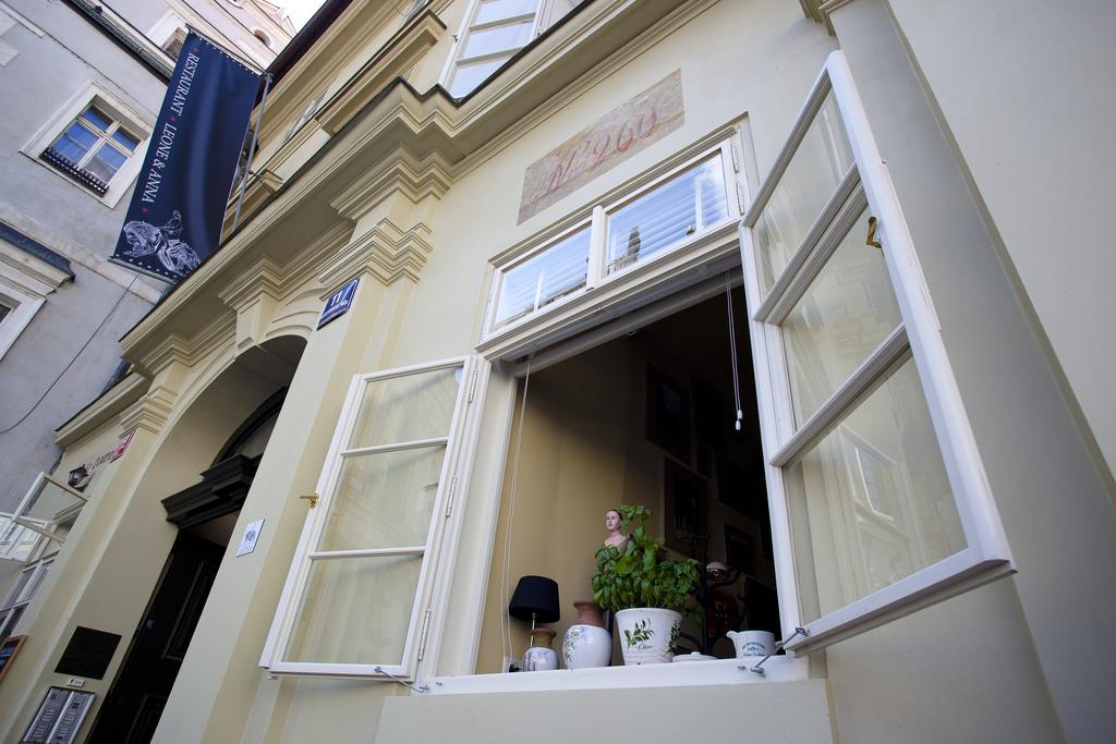 Little Town Budget Hotel Praha Bagian luar foto