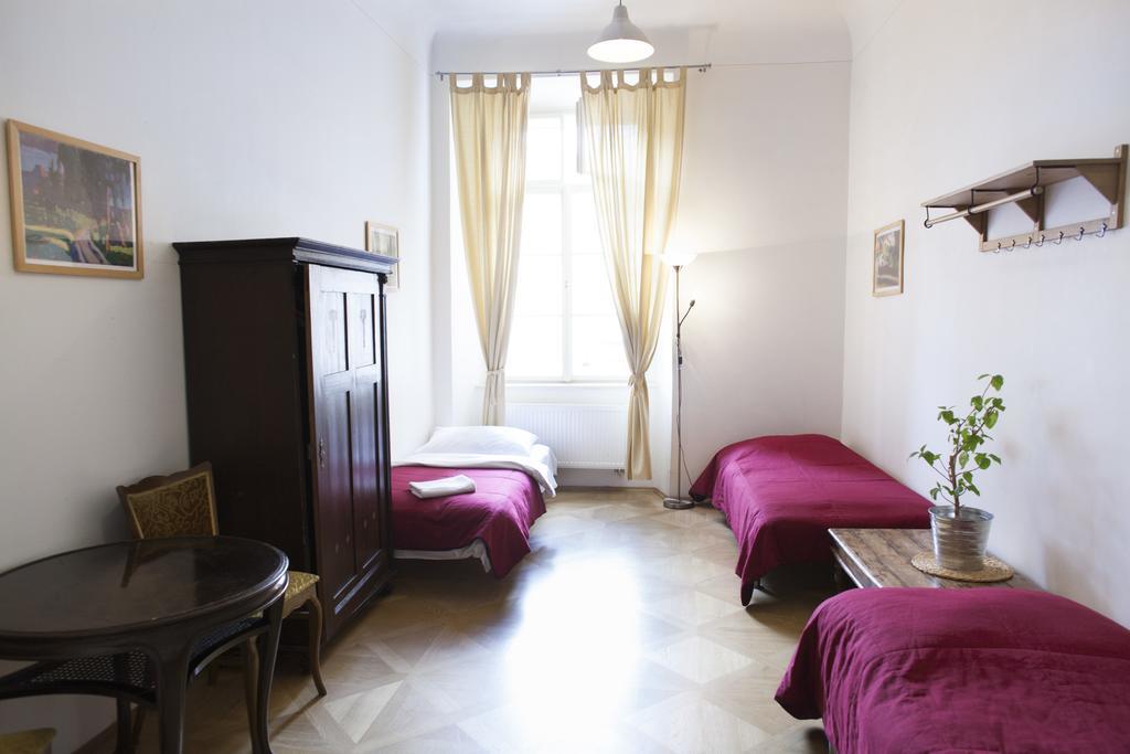 Little Town Budget Hotel Praha Bagian luar foto