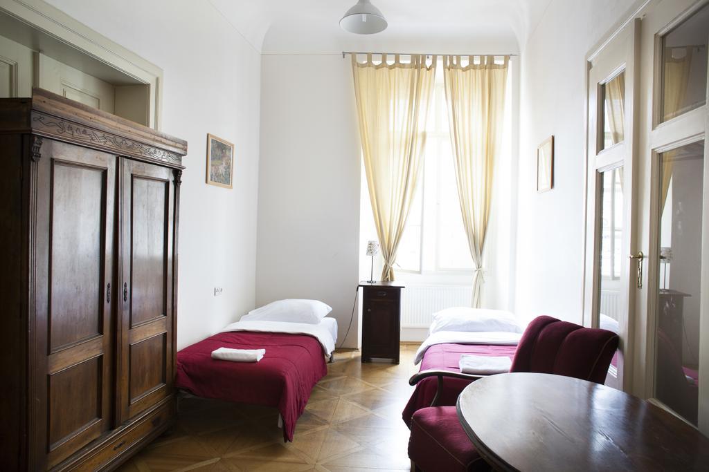 Little Town Budget Hotel Praha Bagian luar foto