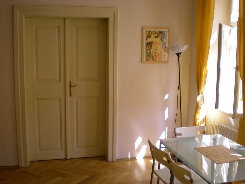 Little Town Budget Hotel Praha Bagian luar foto