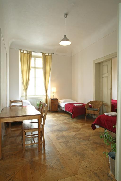 Little Town Budget Hotel Praha Ruang foto