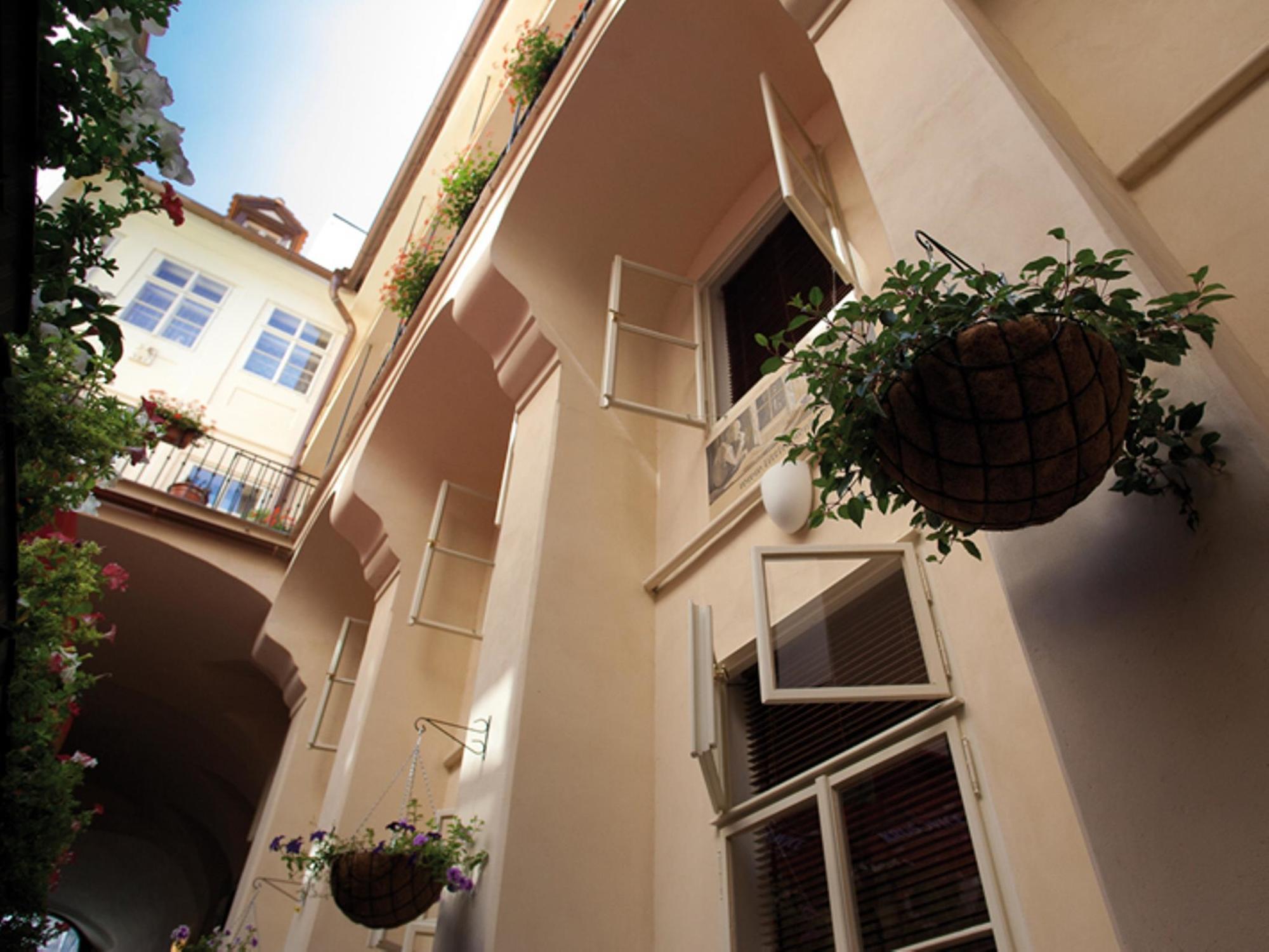 Little Town Budget Hotel Praha Bagian luar foto