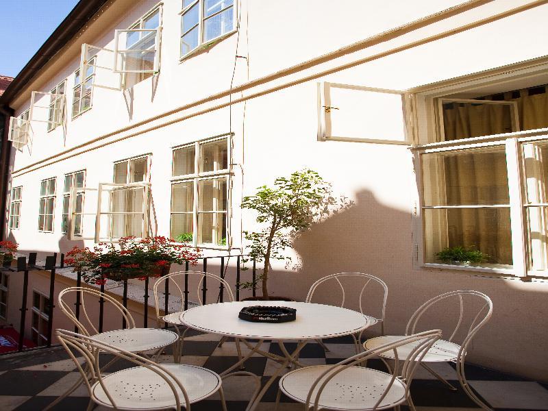 Little Town Budget Hotel Praha Bagian luar foto