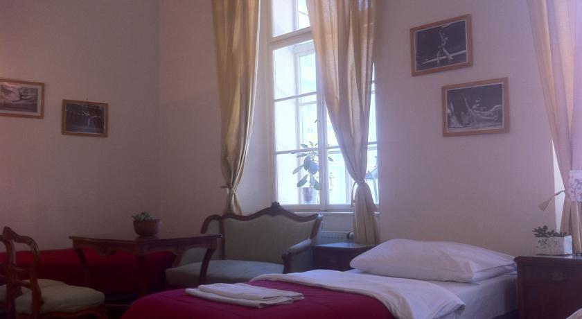 Little Town Budget Hotel Praha Bagian luar foto